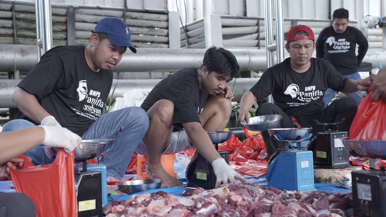 Suasana pelaksanaan qurban Idul Adha di Lingkungan BNPB pada Jumat (30/6).